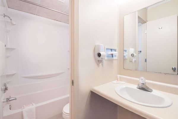 Knights Inn and Suites Grand Forks